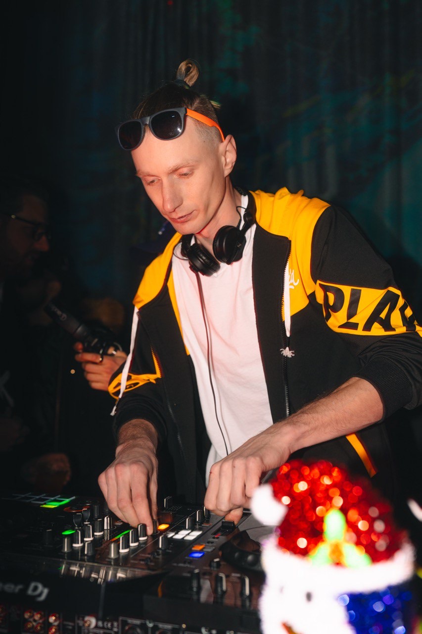 MIOKASTA performing a solo DJ set